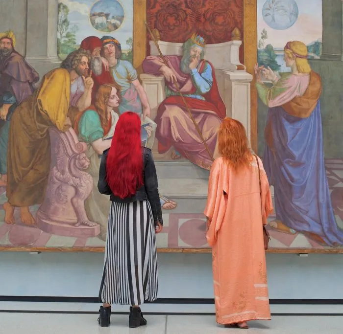 Este fotógrafo pasó una eternidad en museos esperando que aparecieran visitantes a juego con las obras de arte, y la espera mereció la pena