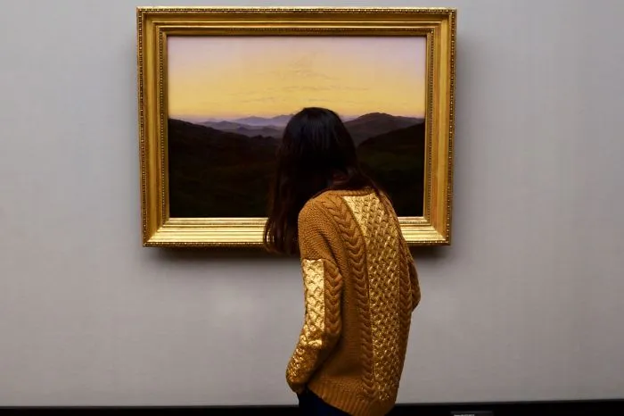 Este fotógrafo pasó una eternidad en museos esperando que aparecieran visitantes a juego con las obras de arte, y la espera mereció la pena
