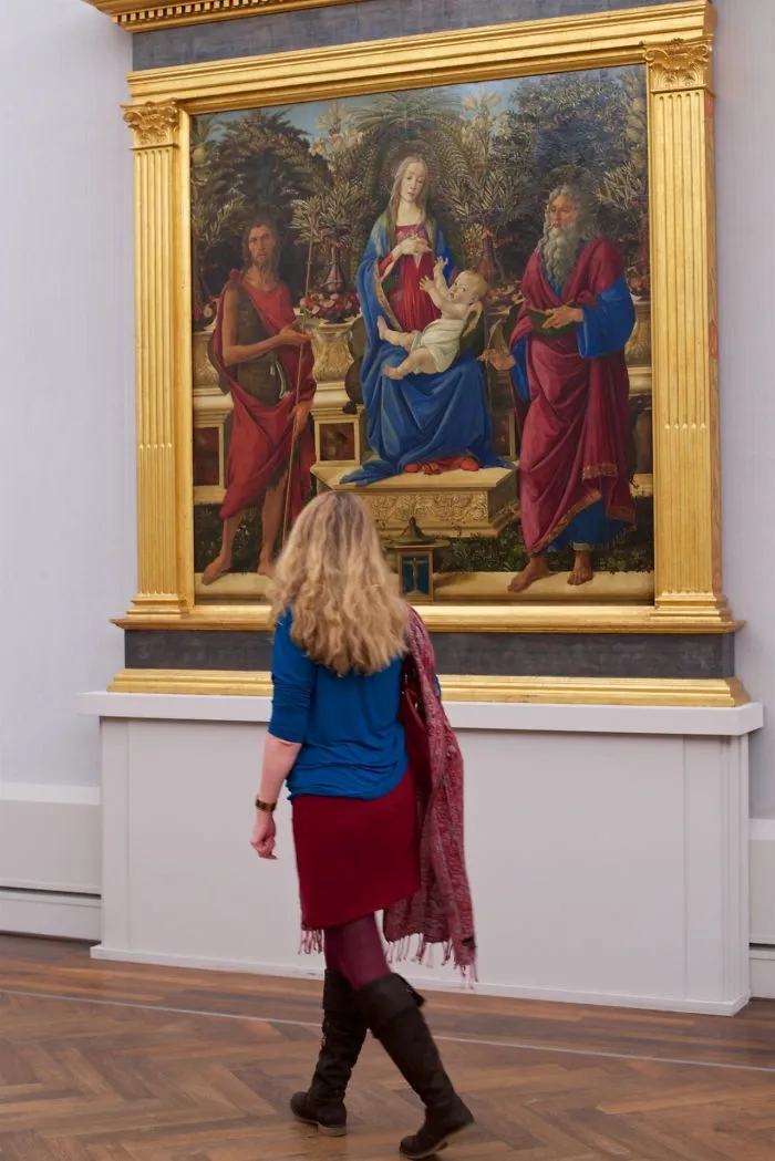 Este fotógrafo pasó una eternidad en museos esperando que aparecieran visitantes a juego con las obras de arte, y la espera mereció la pena