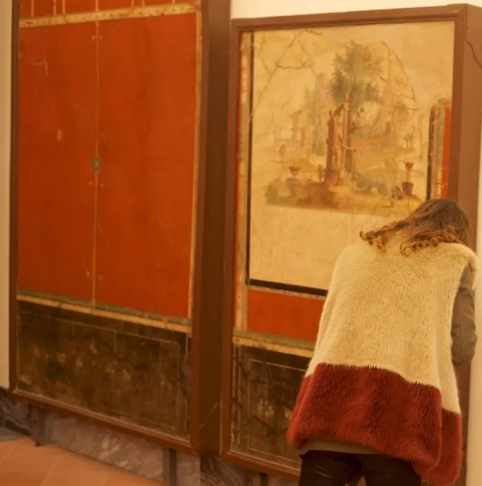 Photographer Spends Eternity Waiting For Museum Visitors To Match Artworks And The Result Is Worth The Wait