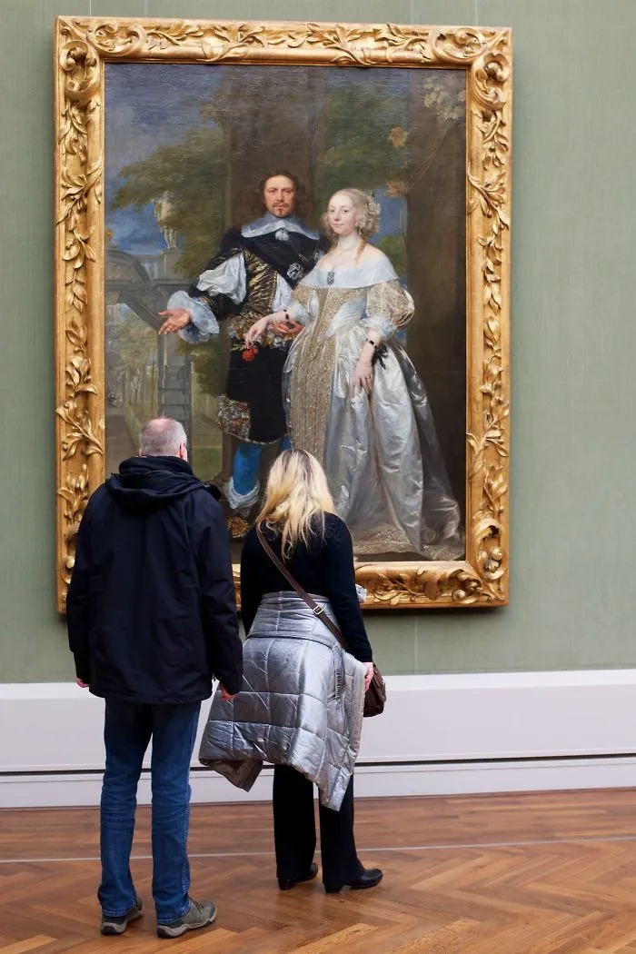 Este fotógrafo pasó una eternidad en museos esperando que aparecieran visitantes a juego con las obras de arte, y la espera mereció la pena