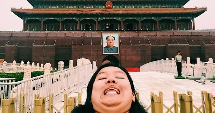 Chinning: Woman Fights Against The “Perfect” Social Media Photos With Hilarious Travel Photos