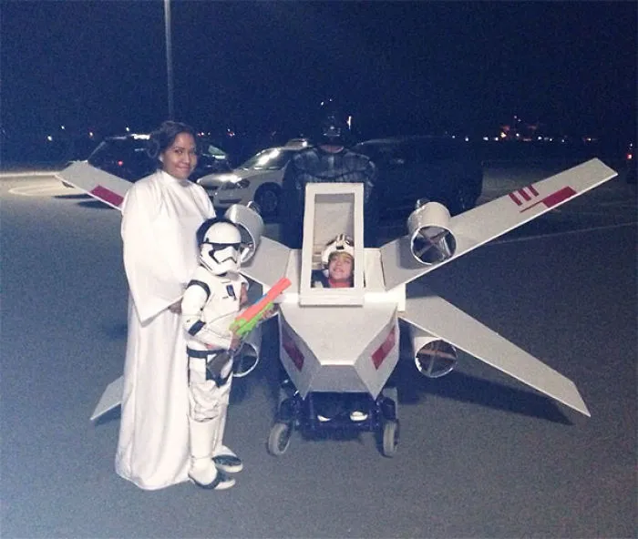 Hice un X Wing con la silla de ruedas de mi hija y la acompañamos