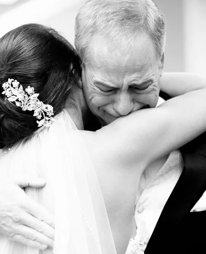179 Times Fathers Couldn't Hold Back Their Emotions After Seeing Daughters In Wedding Dresses For The First Time
