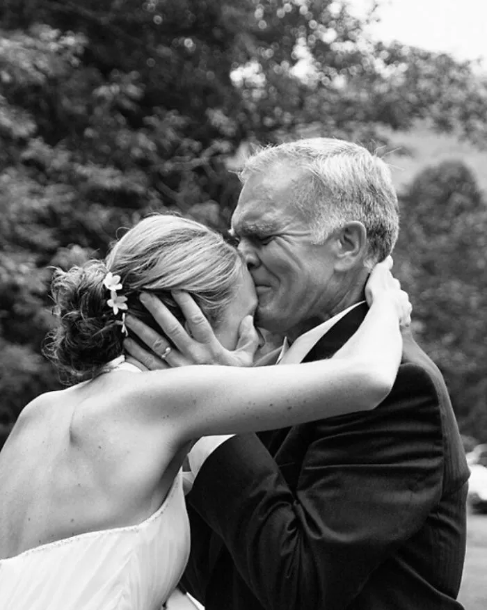 179 Times Fathers Couldn't Hold Back Their Emotions After Seeing Daughters In Wedding Dresses For The First Time