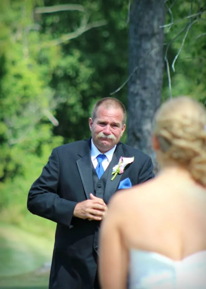 179 Times Fathers Couldn't Hold Back Their Emotions After Seeing Daughters In Wedding Dresses For The First Time