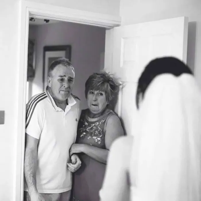179 Times Fathers Couldn't Hold Back Their Emotions After Seeing Daughters In Wedding Dresses For The First Time
