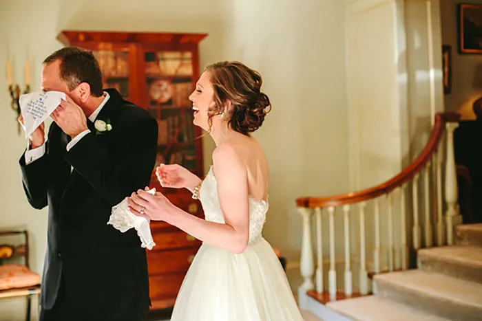 179 Times Fathers Couldn't Hold Back Their Emotions After Seeing Daughters In Wedding Dresses For The First Time