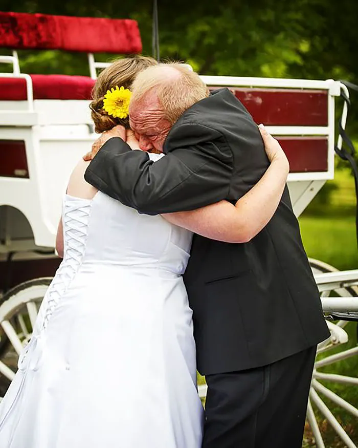 179 Times Fathers Couldn't Hold Back Their Emotions After Seeing Daughters In Wedding Dresses For The First Time