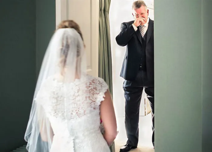 179 Times Fathers Couldn't Hold Back Their Emotions After Seeing Daughters In Wedding Dresses For The First Time