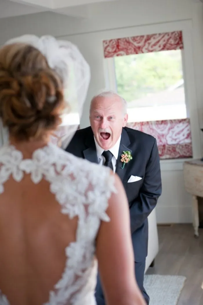 179 Times Fathers Couldn't Hold Back Their Emotions After Seeing Daughters In Wedding Dresses For The First Time