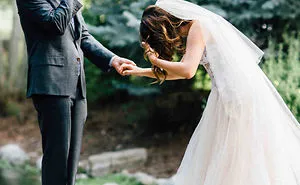 179 Times Fathers Couldn't Hold Back Their Emotions After Seeing Daughters In Wedding Dresses For The First Time