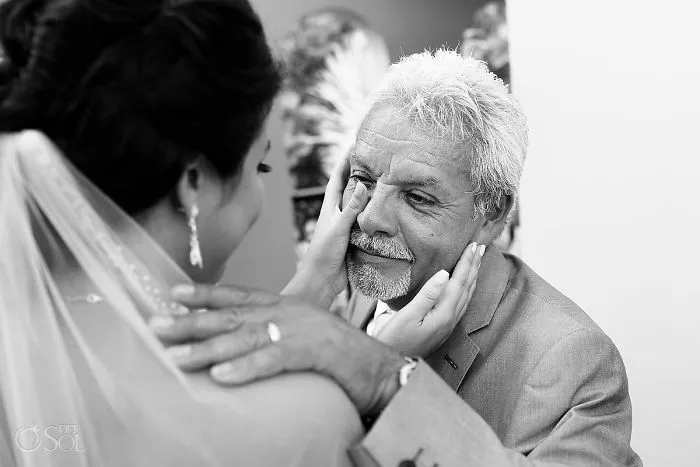 179 Times Fathers Couldn't Hold Back Their Emotions After Seeing Daughters In Wedding Dresses For The First Time