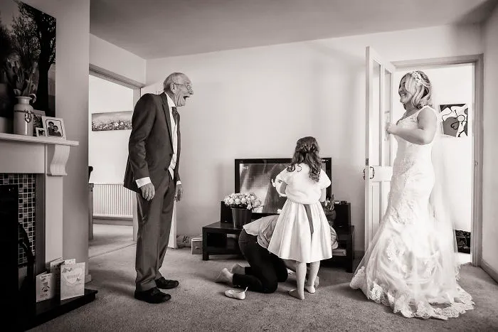 179 Times Fathers Couldn't Hold Back Their Emotions After Seeing Daughters In Wedding Dresses For The First Time