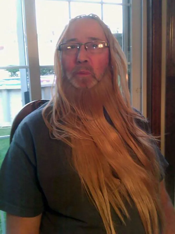Mi tío encontró las extensiones de pelo de mi prima y nos mandó esta foto