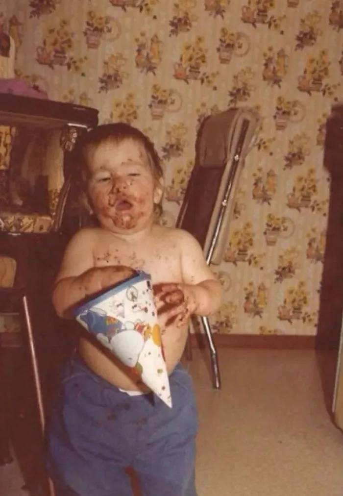 Mi marido en su 2º o 3º cumpleaños, hasta arriba de chocolate