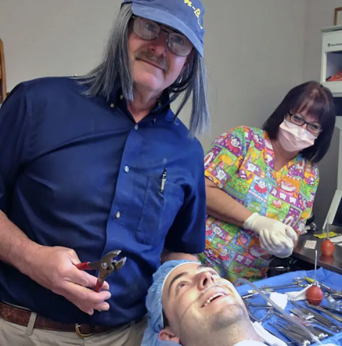 Fue al dentista para que le quitaran una muela de juicio, y el dentista le dijo que harían una foto graciosa mientras estaba anestesiado