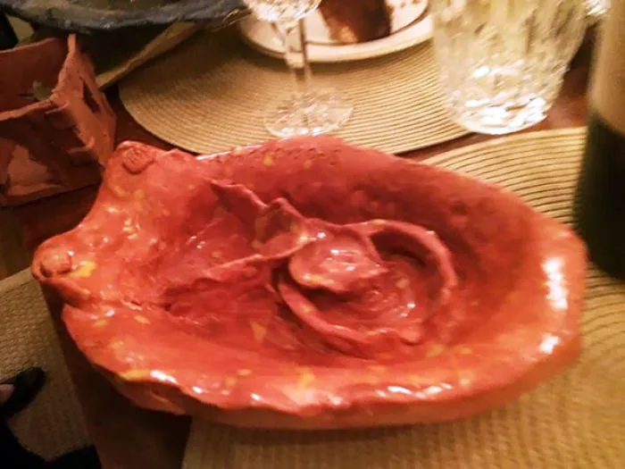 Mi suegra me ha enseñado este plato para salsas y patatas que mi marido hizo en el colegio. No entendía por qué me reía