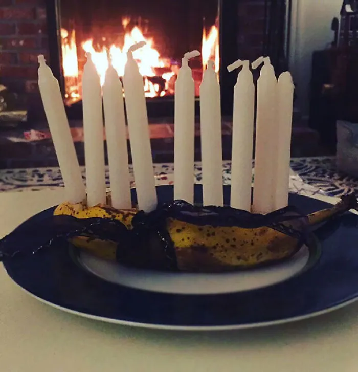 Le dije a la madre de mi novio que era la 1ª noche de Hanukkah, y me hizo esto mientras no estaba en la habitación