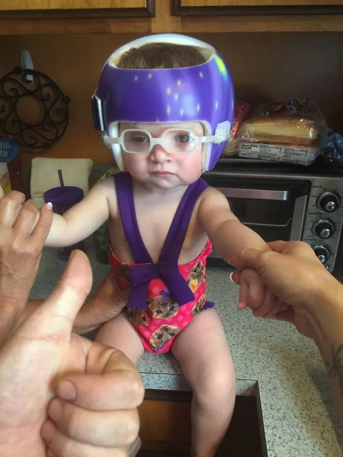 Papá la vistió para ir a la piscina