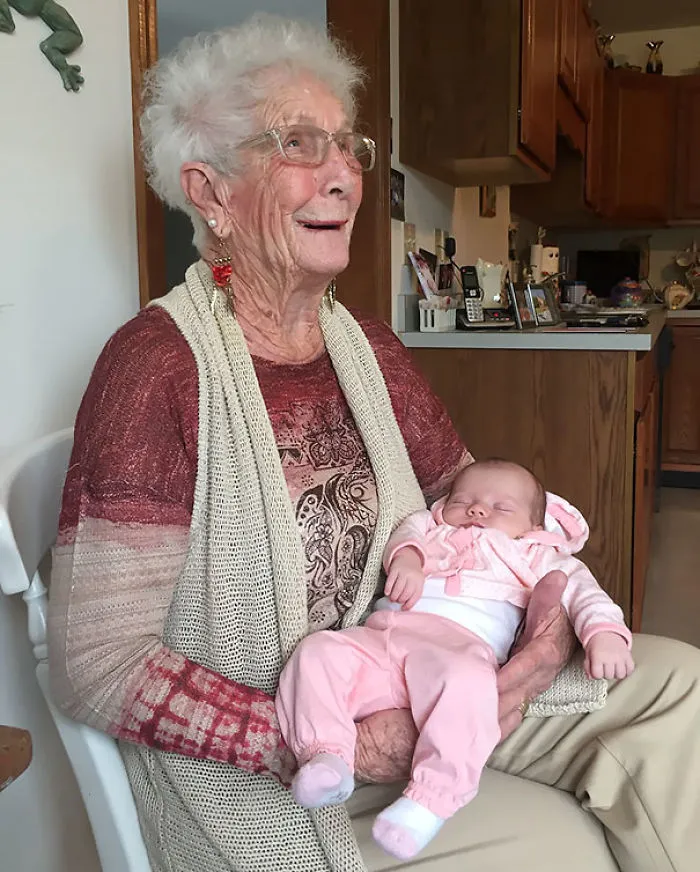 Mi sobrina de 2 semanas conociendo a su tatarabuela