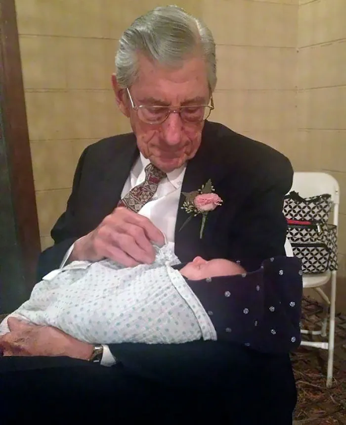 Mi abuelo conociendo a su bisnieta