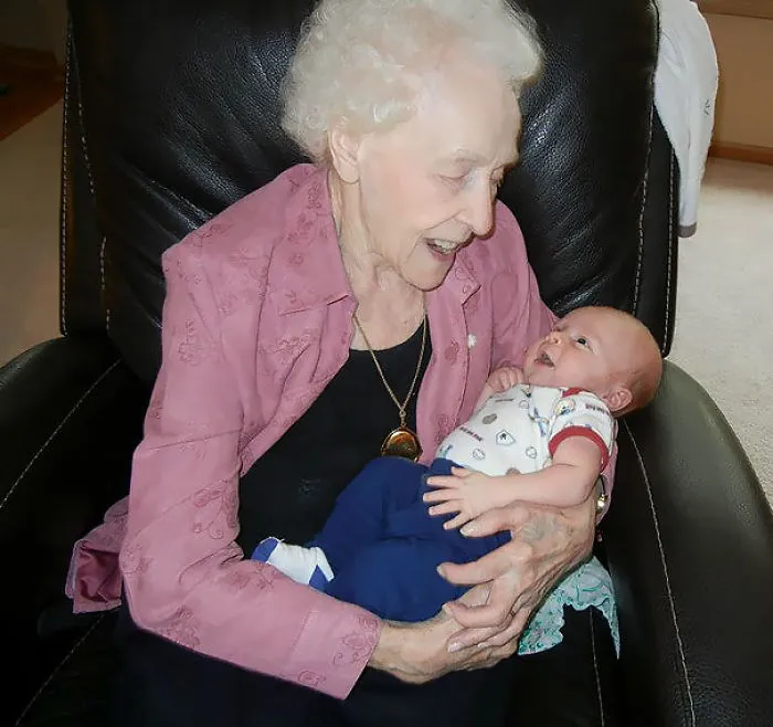 Hoy mi bisabuela cumple 100 años, y ahí está sosteniendo a su tataranieto