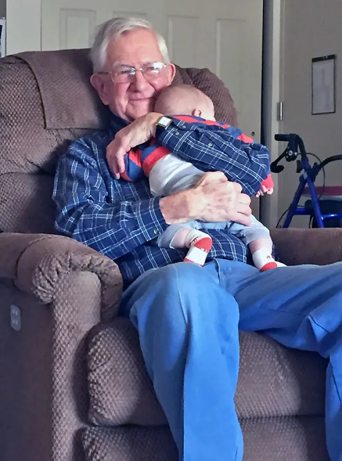 Mi abuelo conociendo a su bisnieto