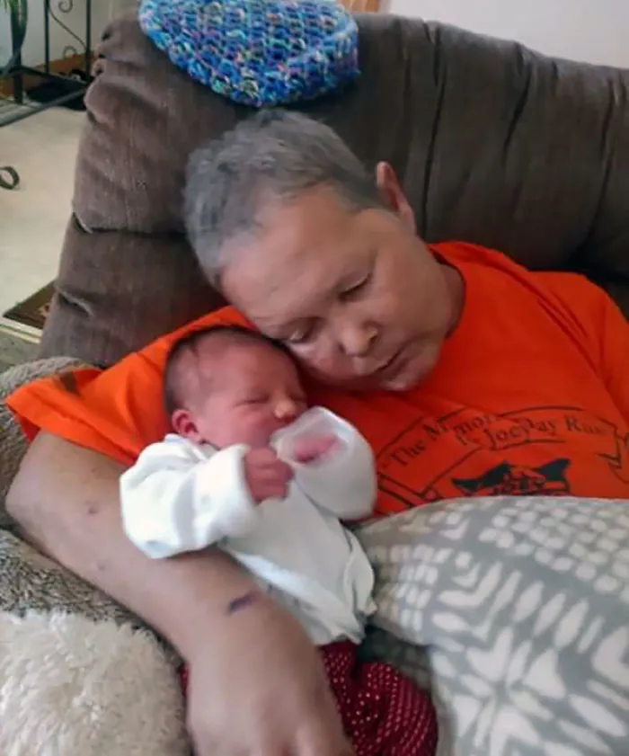 Mi abuela enfermó cuando estaba embarazada y le dieron solo 2 meses de vida, pero sigue adelante y al fin ha conseguido conocer a su bisnieta