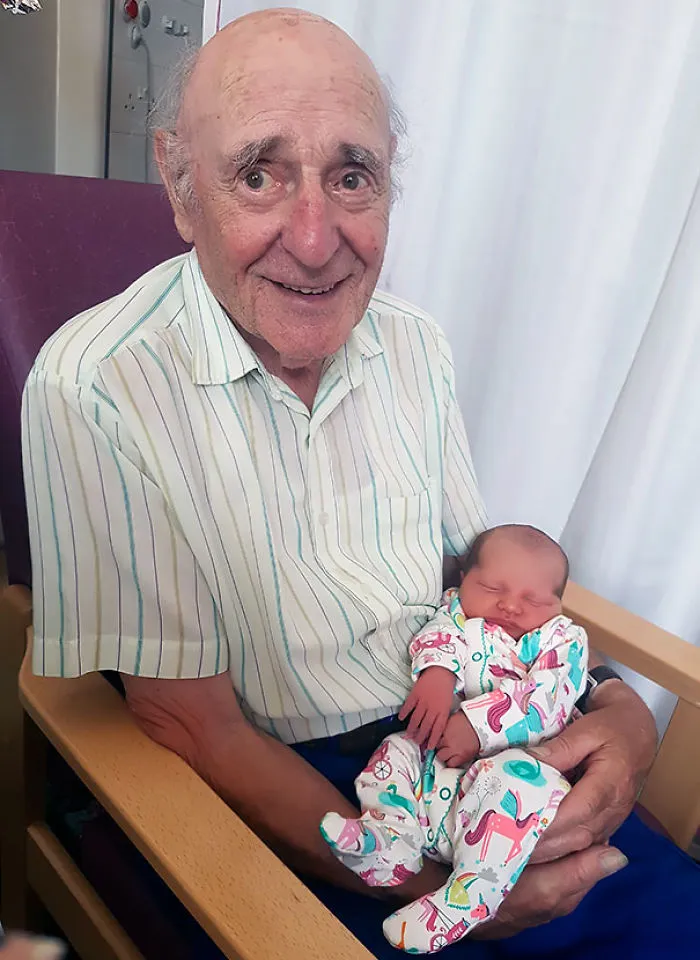 Mi abuelo de 87 años conociendo a su nieta