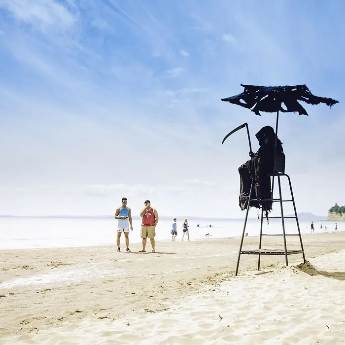 La cuenta de Instagram de la Muerte en la playa es oro puro