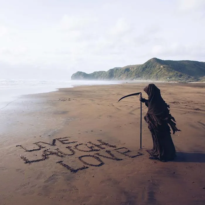 La cuenta de Instagram de la Muerte en la playa es oro puro