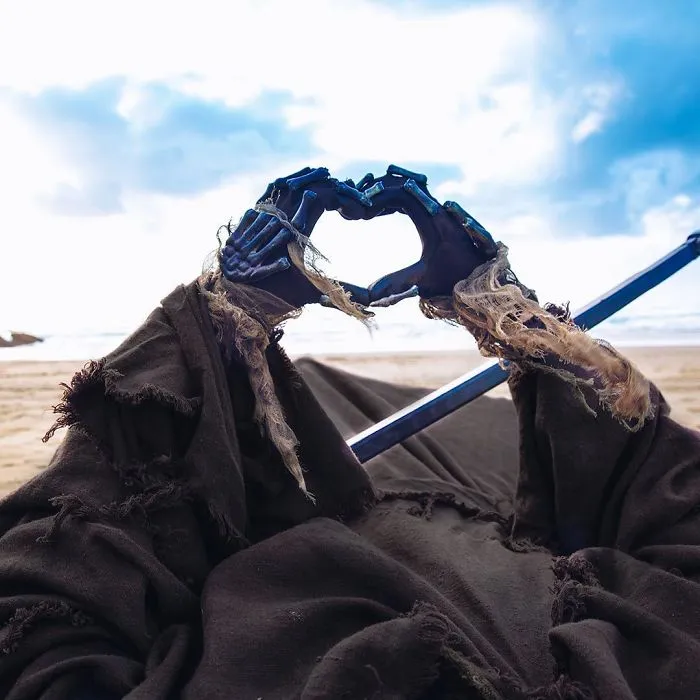 La cuenta de Instagram de la Muerte en la playa es oro puro