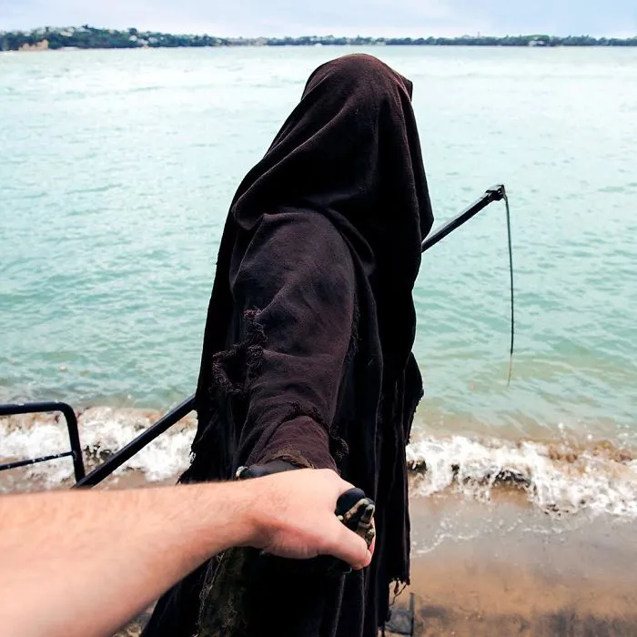 La cuenta de Instagram de la Muerte en la playa es oro puro
