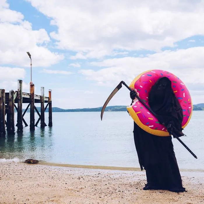 La cuenta de Instagram de la Muerte en la playa es oro puro