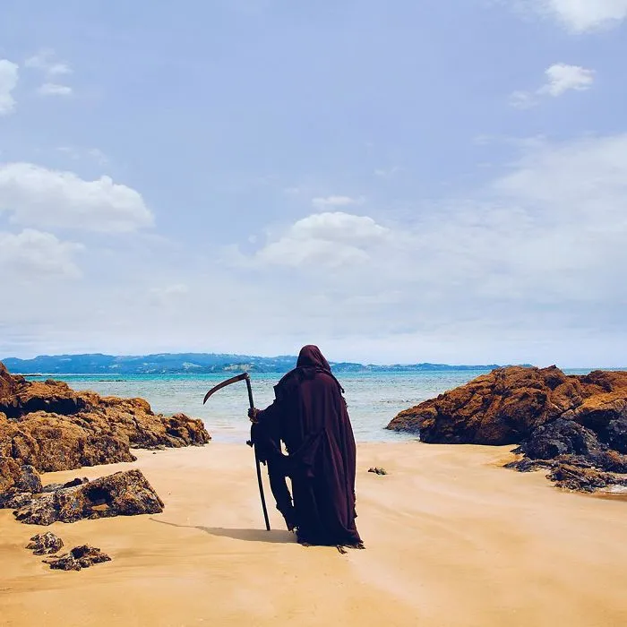 La cuenta de Instagram de la Muerte en la playa es oro puro