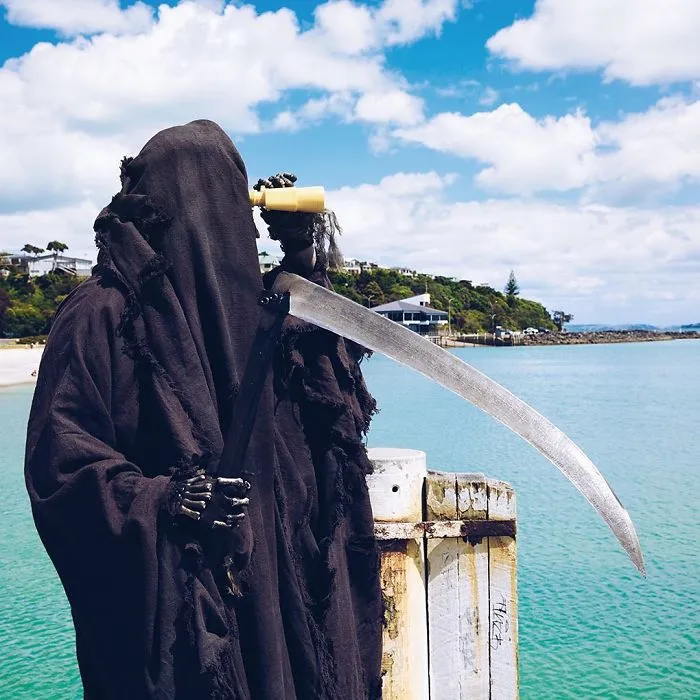 La cuenta de Instagram de la Muerte en la playa es oro puro