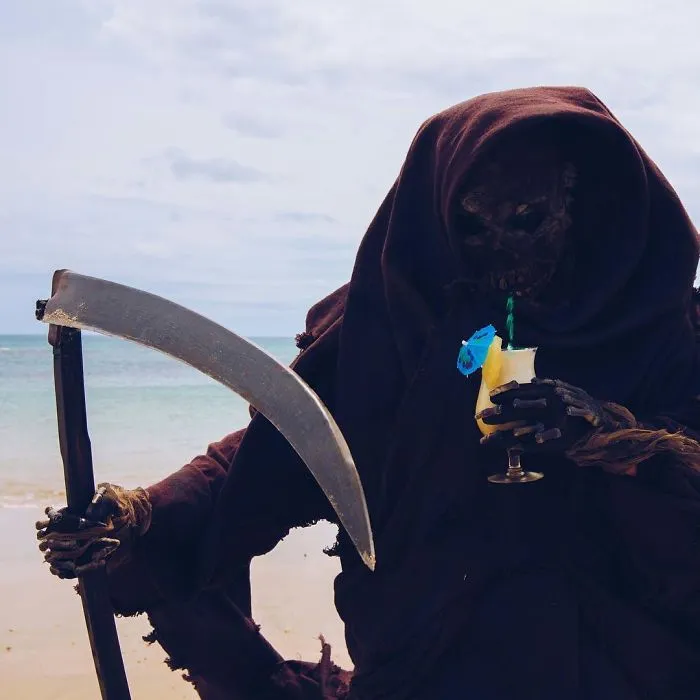 La cuenta de Instagram de la Muerte en la playa es oro puro