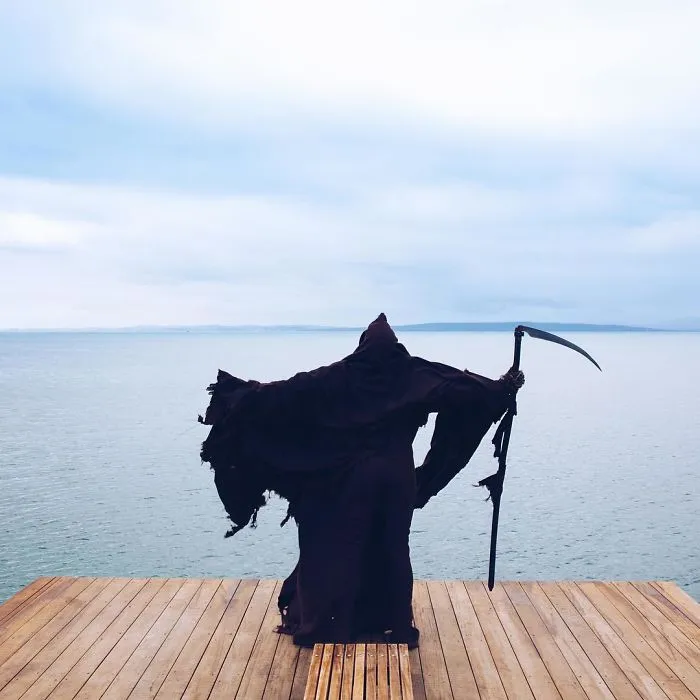 La cuenta de Instagram de la Muerte en la playa es oro puro