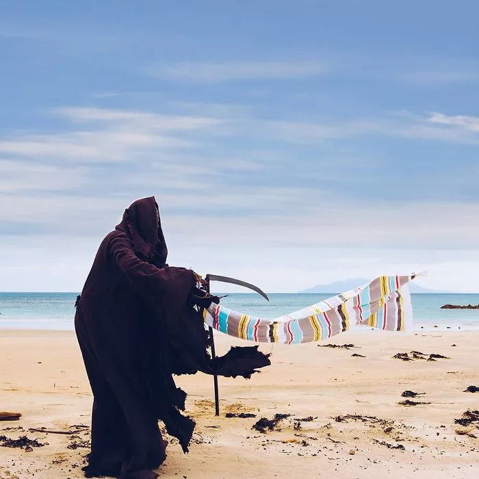La cuenta de Instagram de la Muerte en la playa es oro puro