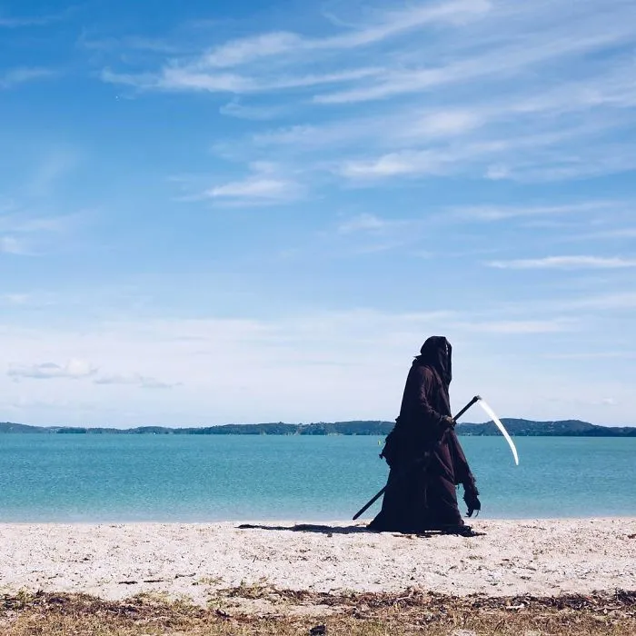 La cuenta de Instagram de la Muerte en la playa es oro puro