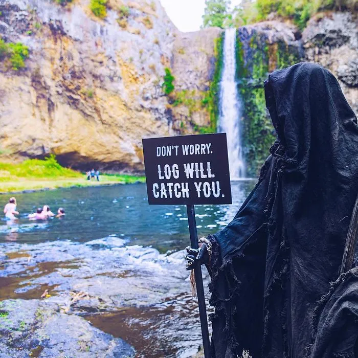 La cuenta de Instagram de la Muerte en la playa es oro puro