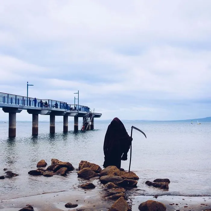 La cuenta de Instagram de la Muerte en la playa es oro puro