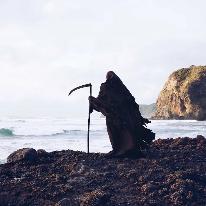 La cuenta de Instagram de la Muerte en la playa es oro puro