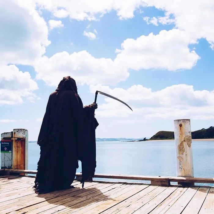 La cuenta de Instagram de la Muerte en la playa es oro puro