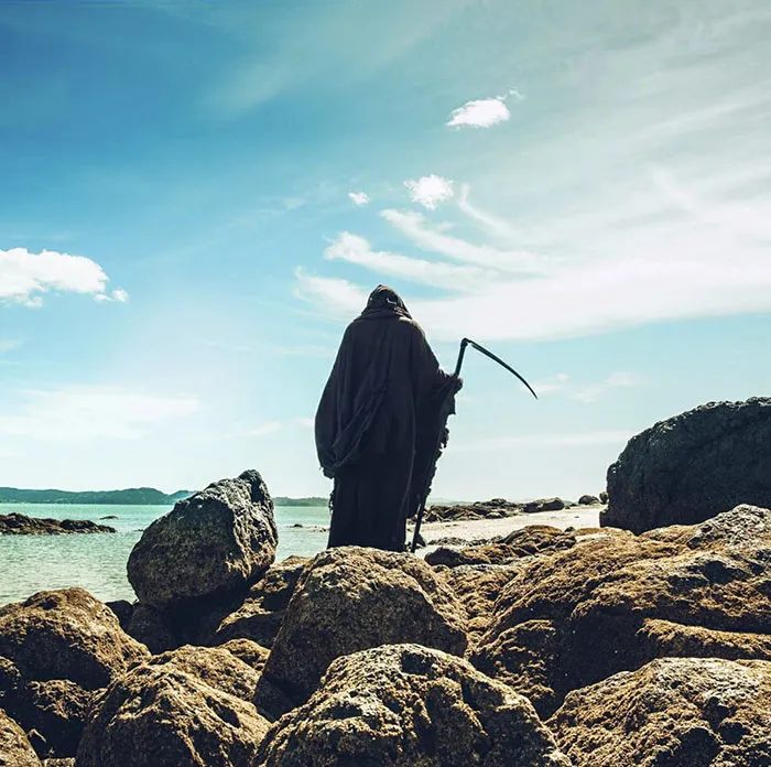 La cuenta de Instagram de la Muerte en la playa es oro puro