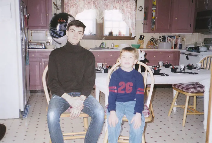 Este hombre se photoshopea a sí mismo en sus fotos de la infancia junto a su yo de niño, y el resultado es muy realista
