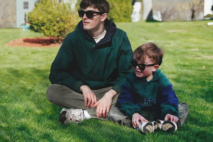 Este hombre se photoshopea a sí mismo en sus fotos de la infancia junto a su yo de niño, y el resultado es muy realista