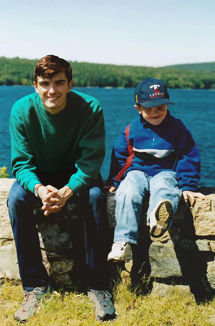 Este hombre se photoshopea a sí mismo en sus fotos de la infancia junto a su yo de niño, y el resultado es muy realista