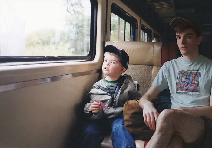 Este hombre se photoshopea a sí mismo en sus fotos de la infancia junto a su yo de niño, y el resultado es muy realista